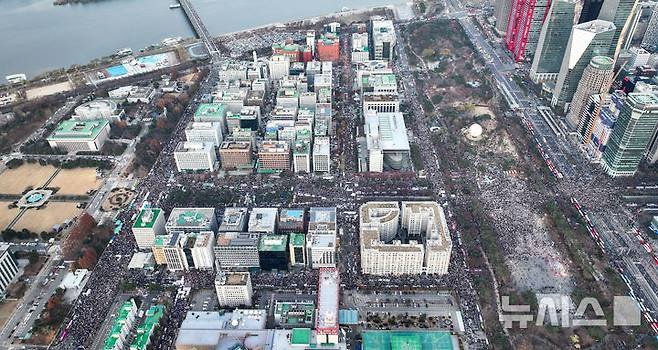 오늘은 결근하고 먼저 용산 관저앞에서 함께 하겠습니다.