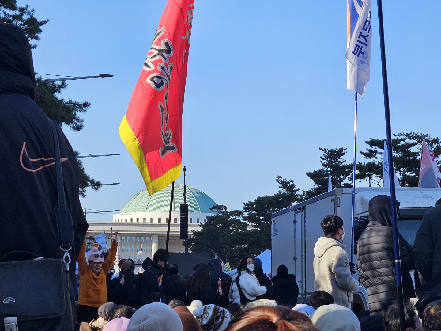 국회 앞이에요