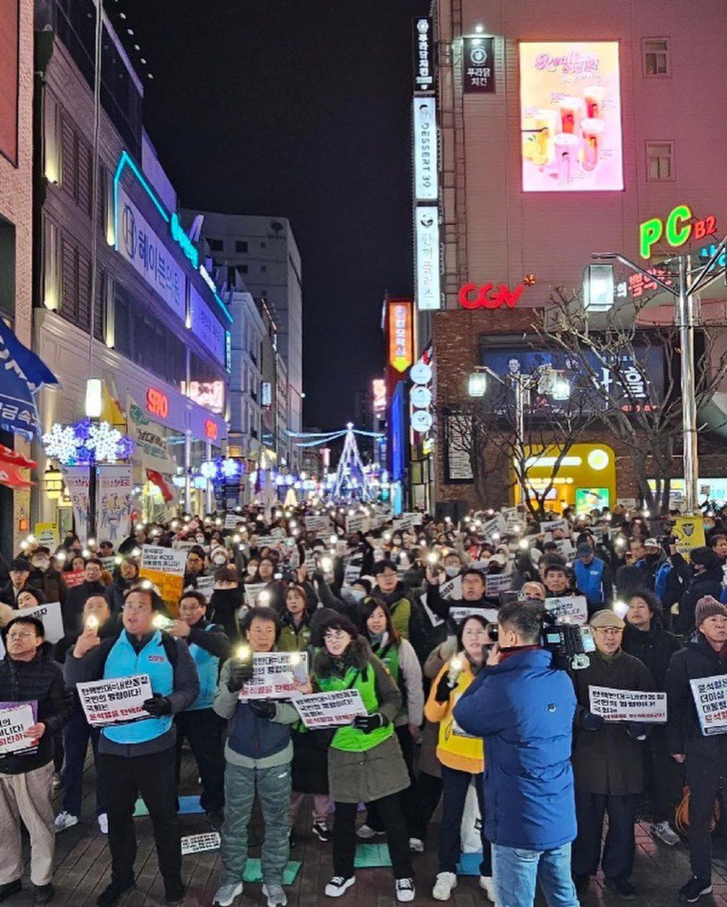 윤석열 퇴진! 대구시민시국회의 3일째 현장.점점 더 많은 시민들이 모이고 있습니다.#조국혁신당 #혁신당 #윤설열탄핵 #대구 (1).jpg
