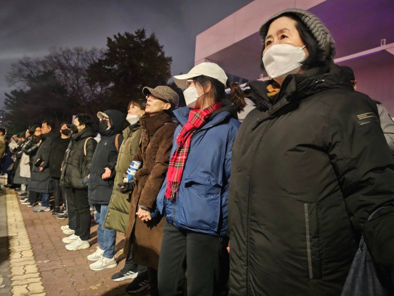 241203 마이니치 신문 기자가 찍은 국회 앞을 지키는 시민들.jpg
