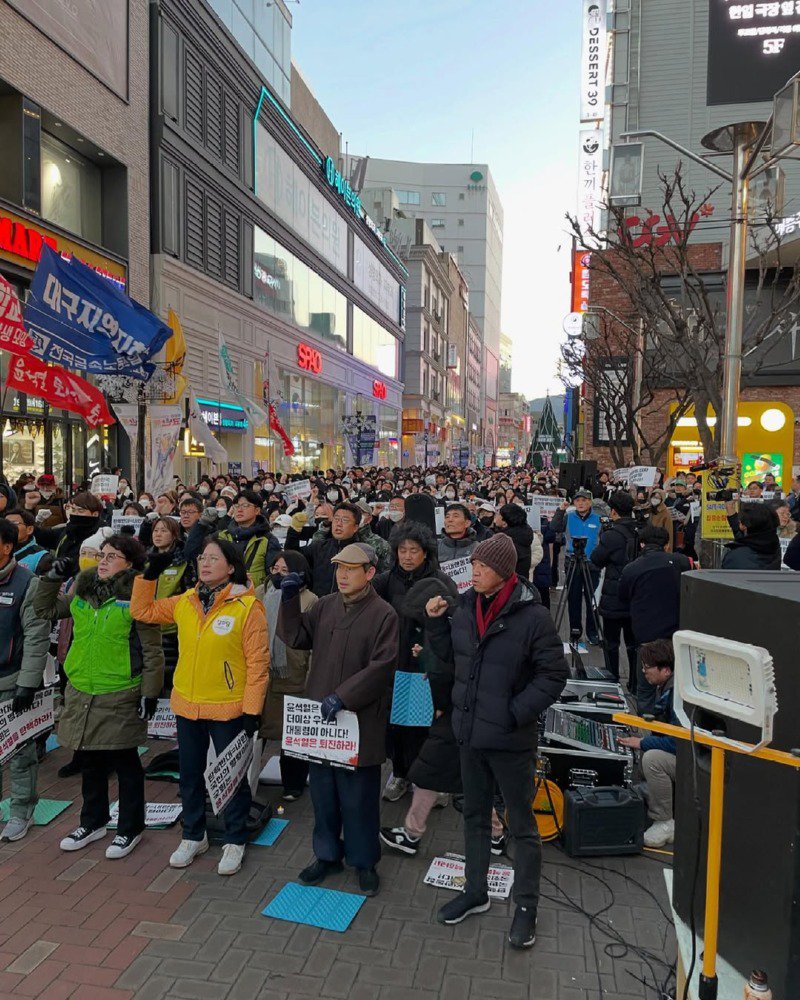 윤석열 퇴진! 대구시민시국회의 3일째 현장.점점 더 많은 시민들이 모이고 있습니다.#조국혁신당 #혁신당 #윤설열탄핵 #대구.jpg